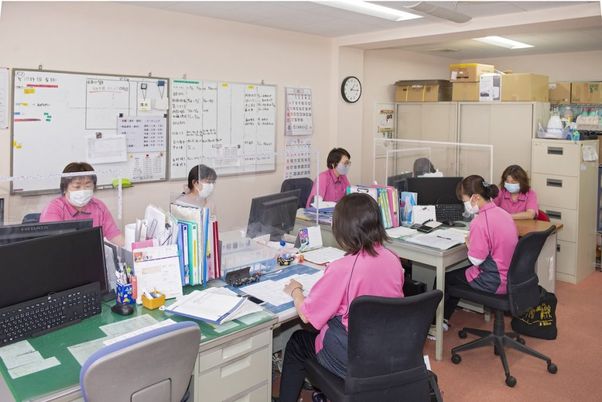 スタッフ働く様子の事務室