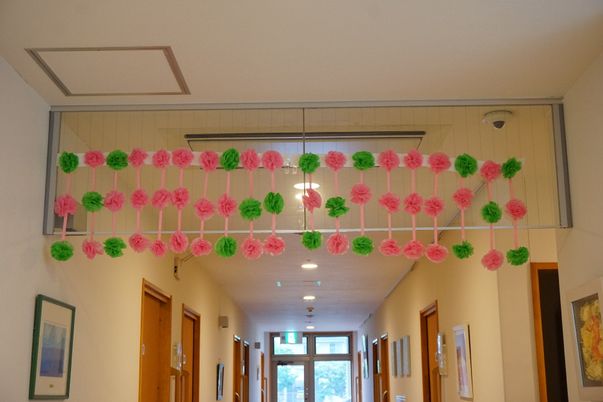 色とりどりの花飾り廊下