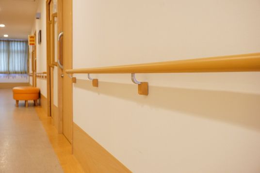廊下の手すりとイス