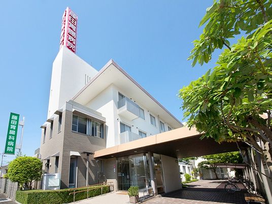 病院風の建物外観  