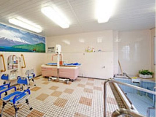 明るいトーンの浴室