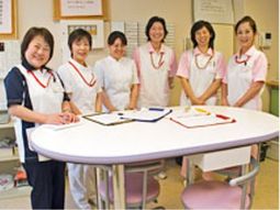 笑顔のスタッフとミーティングテーブル