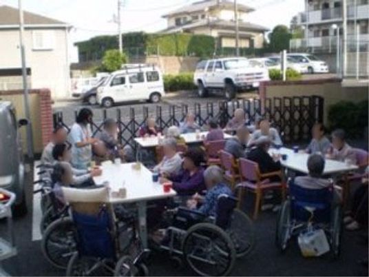 外で楽しむ食事風景