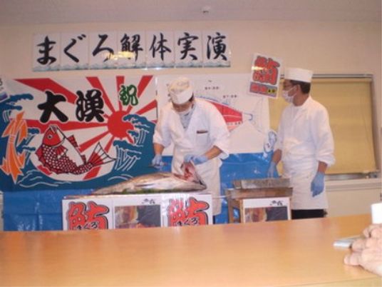 料理実演するキッチンスタッフ