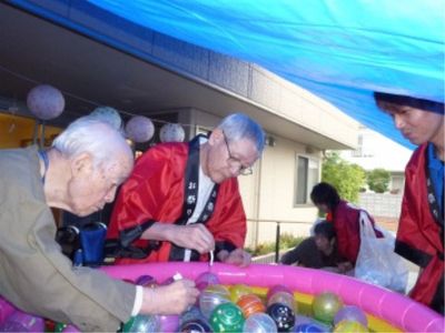地域行事に参加するスタッフ