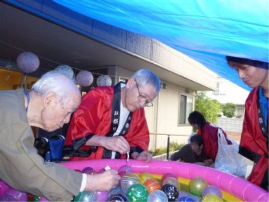 地域行事に参加するスタッフ
