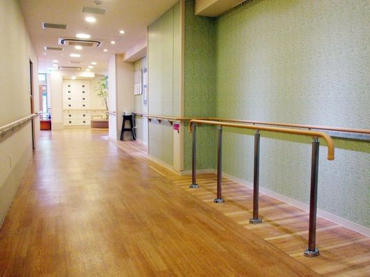 廊下に手すり付き
