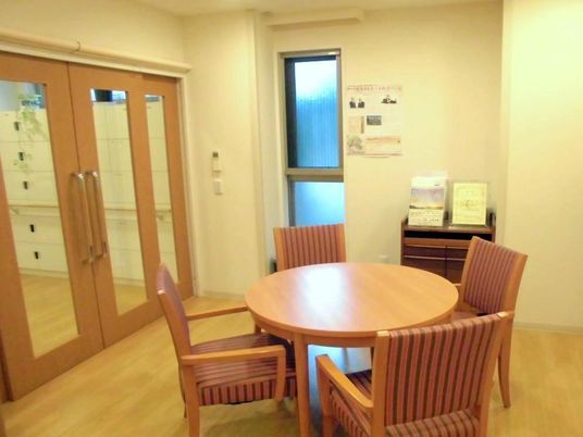 温かい雰囲気の共有スペース