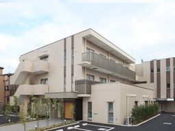 モダンな外観の建物