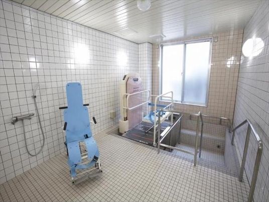 バリアフリー設計の浴室