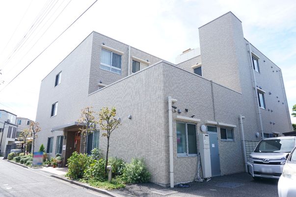 明るい施設の外観