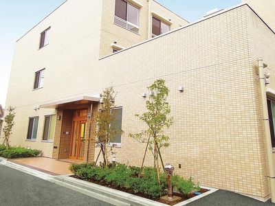 清潔感のある建物エントランス