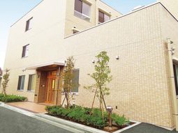 明るい外観の建物エントランス