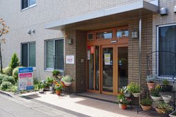 エントランスと植物がある建物
