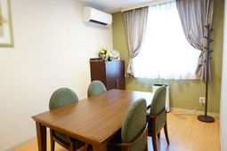 清潔なダイニングテーブル
