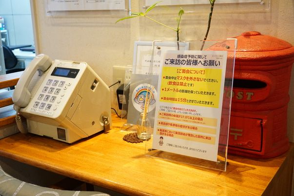 受付デスクと案内看板