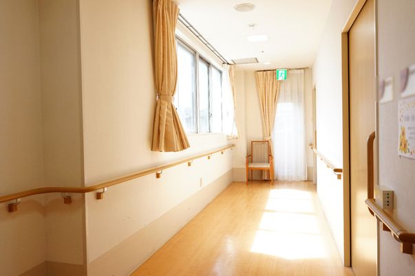 明るく広い廊下