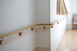 廊下の安全手すり