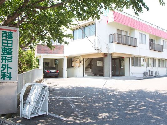 病院併設の建物外観  