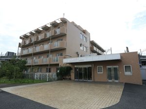 明るい外観の建物エントランス