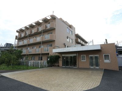明るい外観の建物エントランス