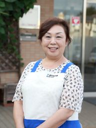 明るい笑顔のスタッフ像