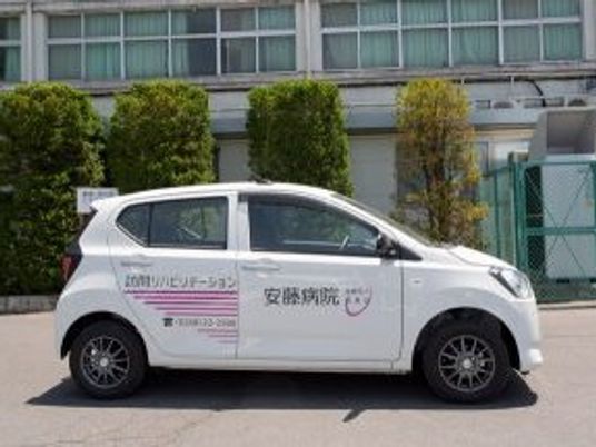 送迎車が停車する外観  