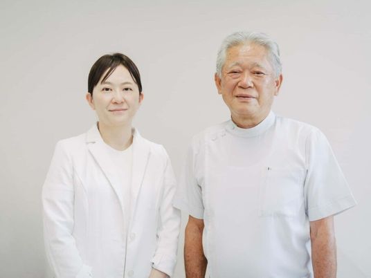 スタッフと利用者の立ち姿