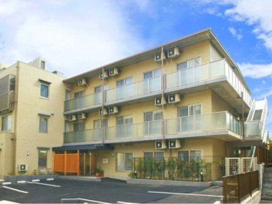 明るい外観の建物