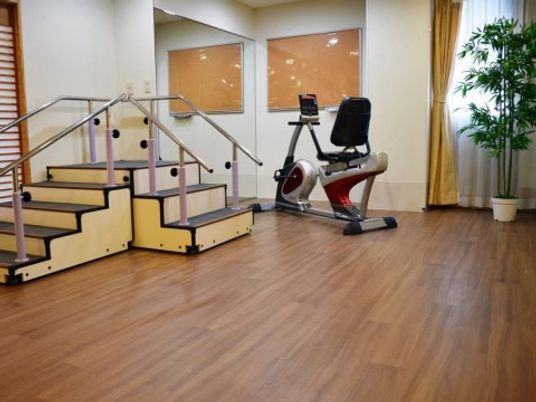 リハビリ機器の整った部屋
