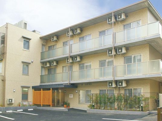 清潔感のある建物エントランス