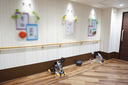 リハビリ用機器と廊下