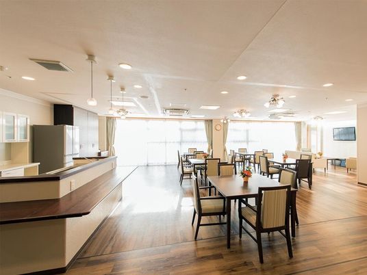 広々とした明るい食堂