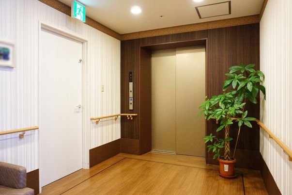 エレベーターと廊下の角