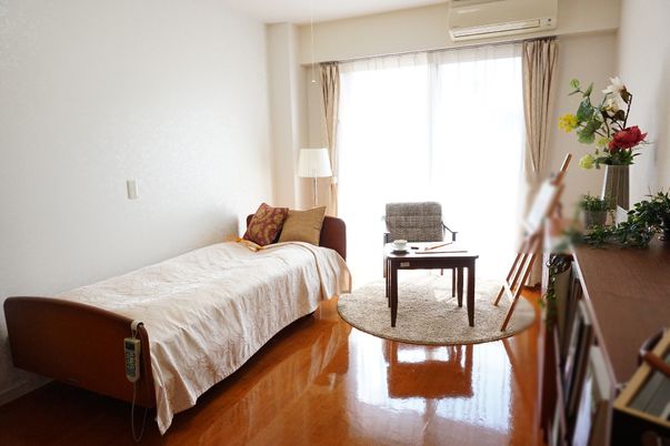 明るい個室の居室