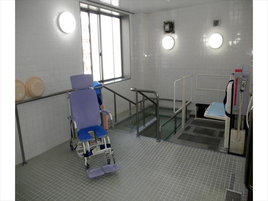 バリアフリー設計の浴室