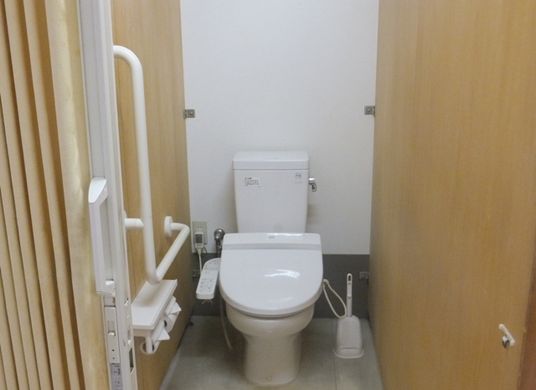 手すり付きのトイレ