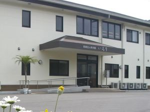 白い建物の外観  