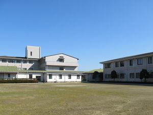 広い芝生の施設外観  