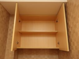 シンプルな木製クローゼット