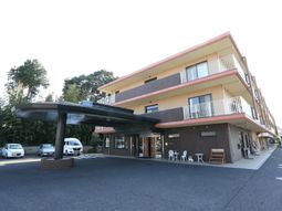 明るい外観の建物エントランス