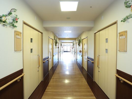 清潔な施設の廊下