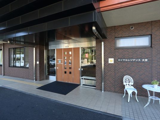 明るいエントランス外観