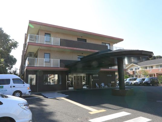 明るい日差しの屋外エントランス