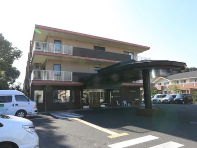 明るい日差しの屋外エントランス