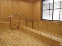 木製の温かな浴室
