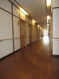 明るく広い廊下