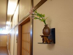 廊下に飾られた花と壺