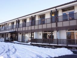 雪景色の中の建物外観
