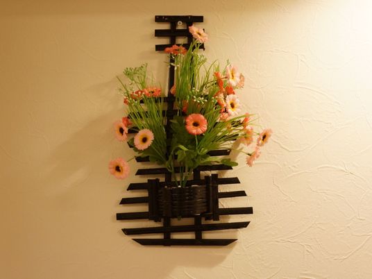 壁に飾られた花の装飾